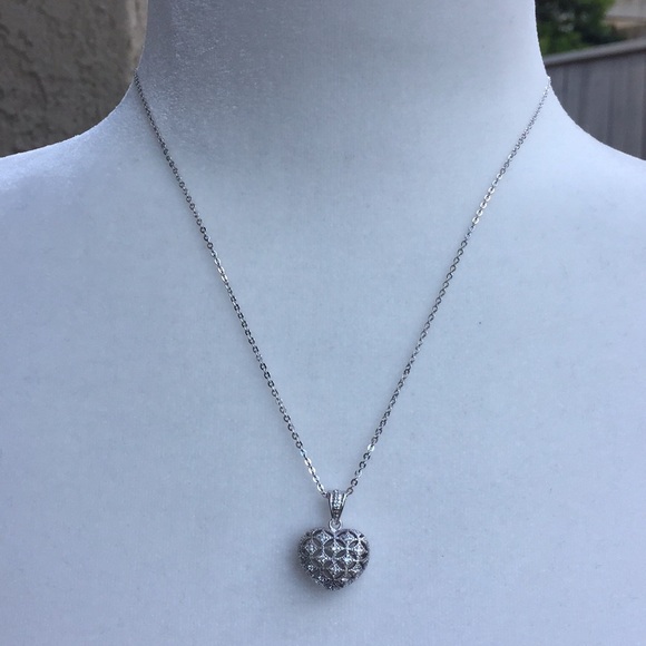 BEAUTIFUL ❤️ HEART SHAPED LOCKET PENDANT - NEW - Picture 4 of 5